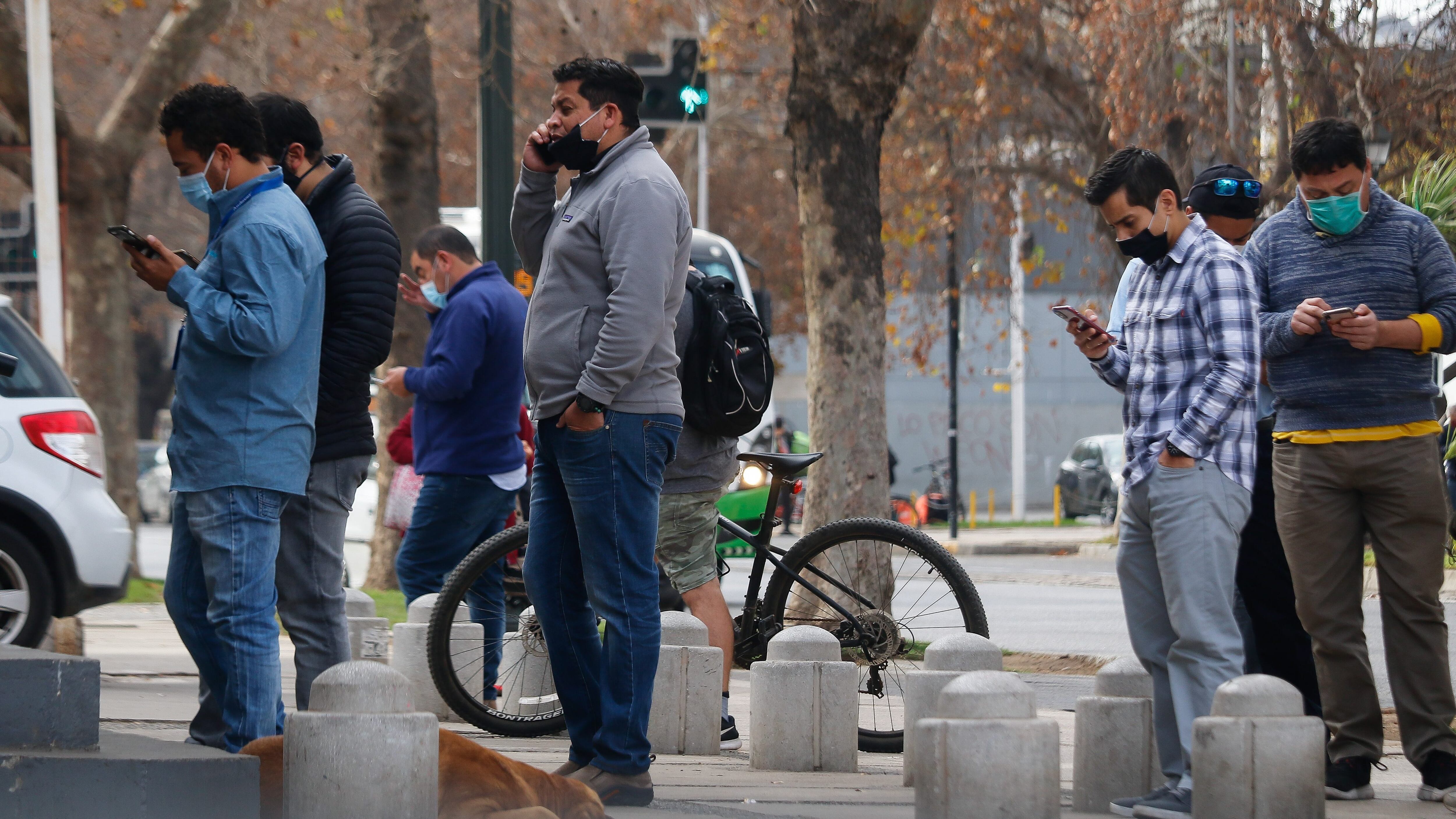 28 DE MAYO DE 2020/VIÑA DEL MARUn grupo de hombres usando mascarillas realizan una fila en un comercio de calle Libertad, en medio de la pandemia del Coronavirus.
FOTO: LEONARDO RUBILAR CHANDIA/AGENCIAUNO