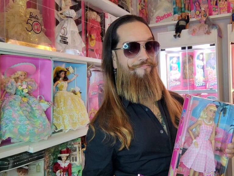 Todo partió en secreto: la historia del chileno que tiene más de 300 Barbies en su colección