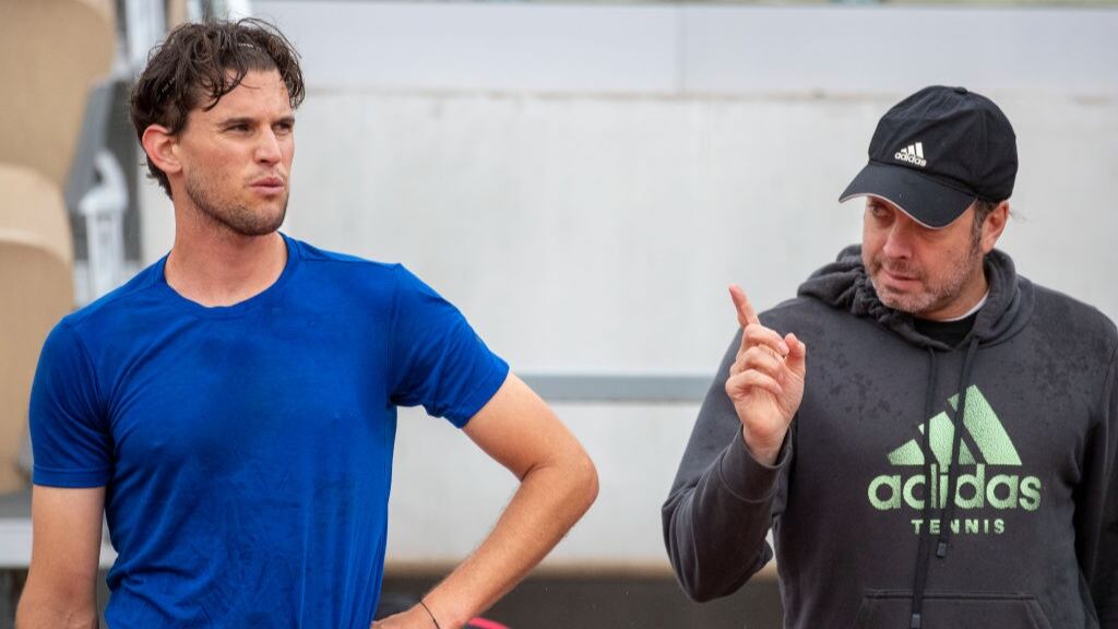 La confianza de Dominic Thiem en Nicolás Massú tras ya sumar dos triunfos en Bastad: "Conoce todo acá, hasta la vida nocturna"