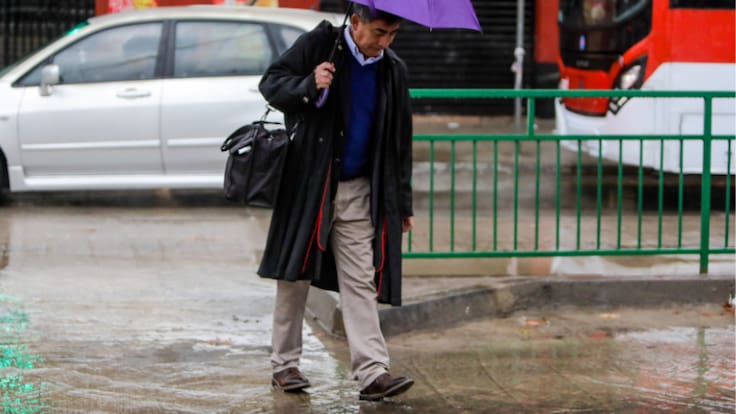 Continúa el sistema frontal en Chile: ¿Me pueden despedir o descontar el día si no voy a trabajar por las lluvias?