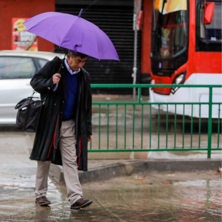 Continúa el sistema frontal en Chile: ¿Me pueden despedir o descontar el día si no voy a trabajar por las lluvias?