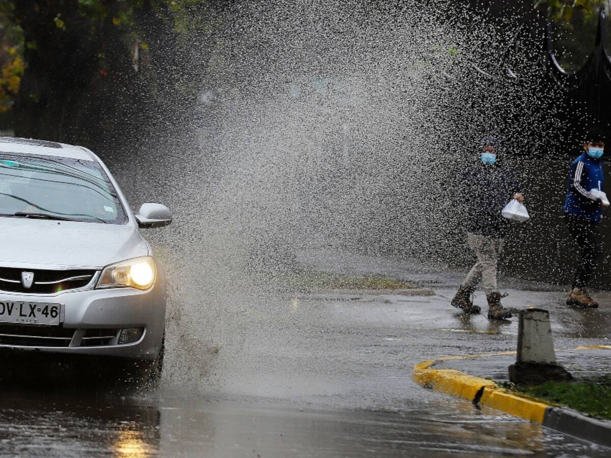 Accidentes de tránsito y calles anegadas se registraron en la Región de Valparaíso producto de las lluvias