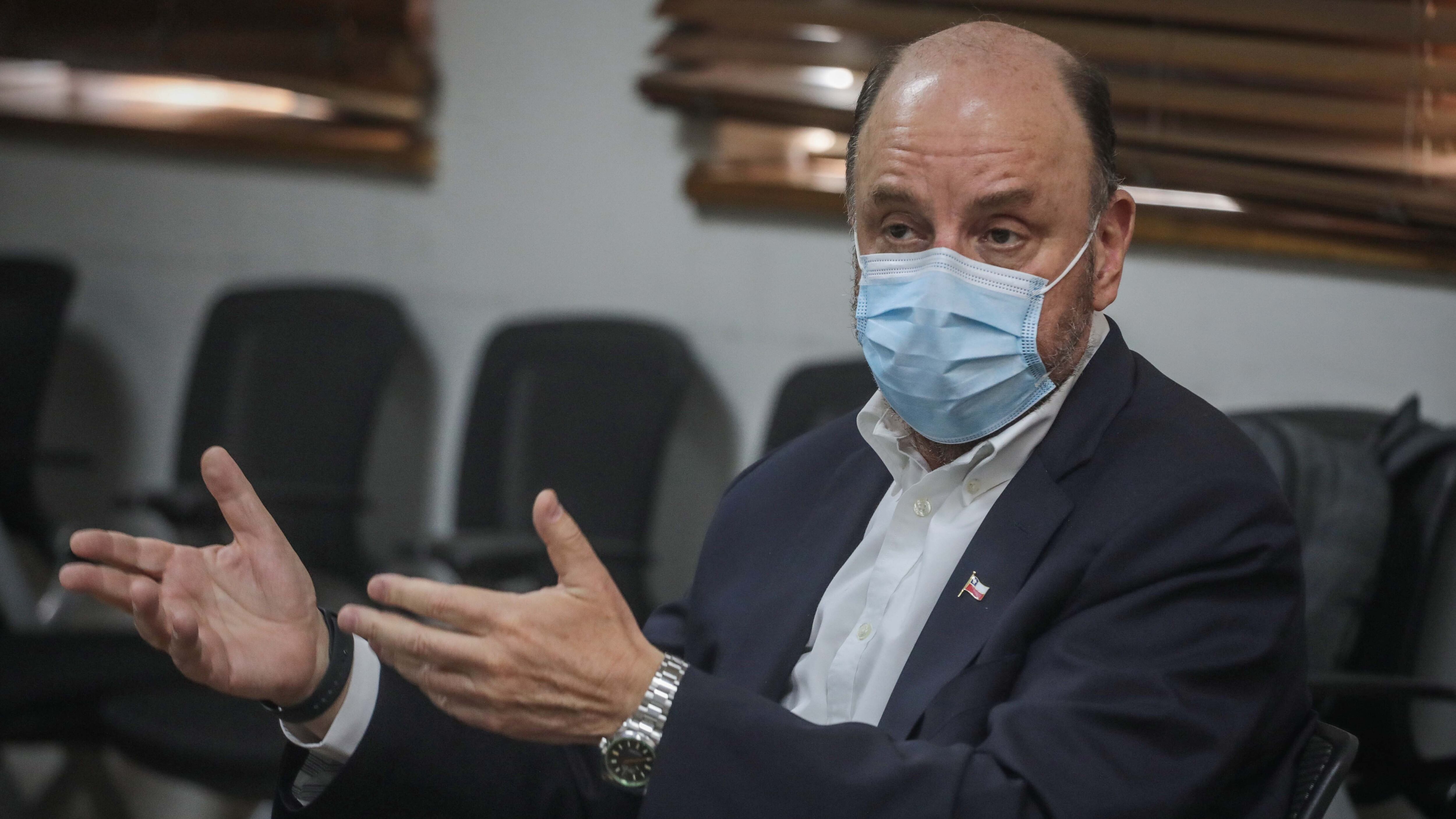 El ministro de Obras Públicas, Alfredo Moreno, se reúne en el ministerio de Obras Públicas, con los representantes de empresas grandes consumidoras de agua para abordar en conjunto medidas que permitan reducir su consumo y contribuir a un uso más eficiente del escaso recurso hídrico. Como antecedente, en Santiago los 20 usuarios más grandes consumen al año cerca de 16 millones de metros cúbicos de agua.FOTO: SEBASTIAN BELTRAN GAETE/AGENCIAUNO
