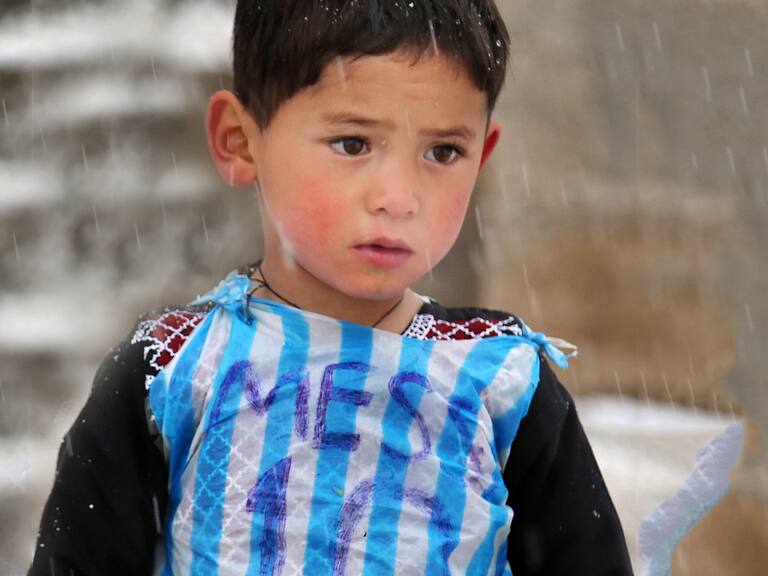 Su vida corrió peligro: la triste historia de Murtaza, el niño que se viralizó por su bolsa con el «10» de Messi