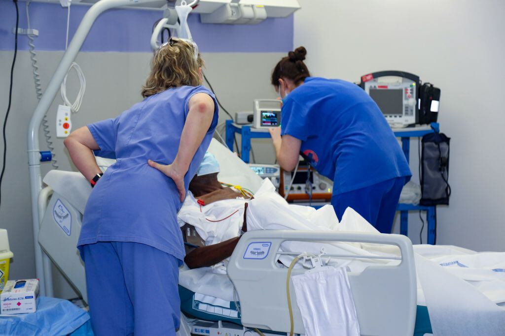 Trabajadores de la salud atienen a paciente Covid-19 en Francia