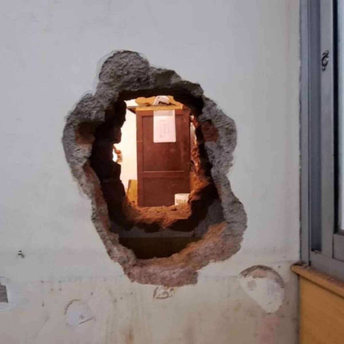Millonario robo a ferretería en Santiago: ladrones entraron por forado desde la Usach y se llevaron $500 millones