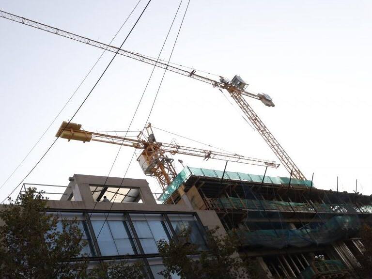 27 de Abril de 2021/SANTIAGODos obreros suben a una Grua en una construcción ubicada en las Esquinas de Marcoleta con Lira,Santiago Centro, para exigir pago de dinero.
FOTO: MAURICIO MENDEZ/AGENCIAUNO