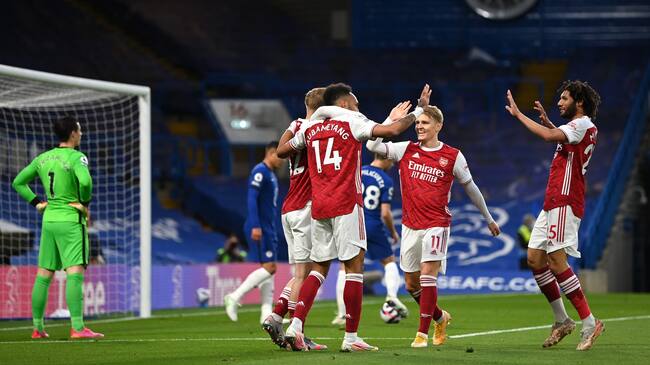 LONDON, ENGLAND - MAY 12: Emile Smith Rowe of Arsenal celebrates after scoring their sides first goal with team mate Pierre-Emerick Aubameyang during the Premier League match between Chelsea and Arsenal at Stamford Bridge on May 12, 2021 in London, England. Sporting stadiums around the UK remain under strict restrictions due to the Coronavirus Pandemic as Government social distancing laws prohibit fans inside venues resulting in games being played behind closed doors. (Photo by Shaun Botterill/Getty Images)