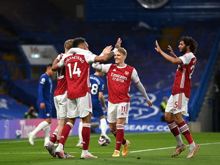 LONDON, ENGLAND - MAY 12: Emile Smith Rowe of Arsenal celebrates after scoring their sides first goal with team mate Pierre-Emerick Aubameyang during the Premier League match between Chelsea and Arsenal at Stamford Bridge on May 12, 2021 in London, England. Sporting stadiums around the UK remain under strict restrictions due to the Coronavirus Pandemic as Government social distancing laws prohibit fans inside venues resulting in games being played behind closed doors. (Photo by Shaun Botterill/Getty Images)