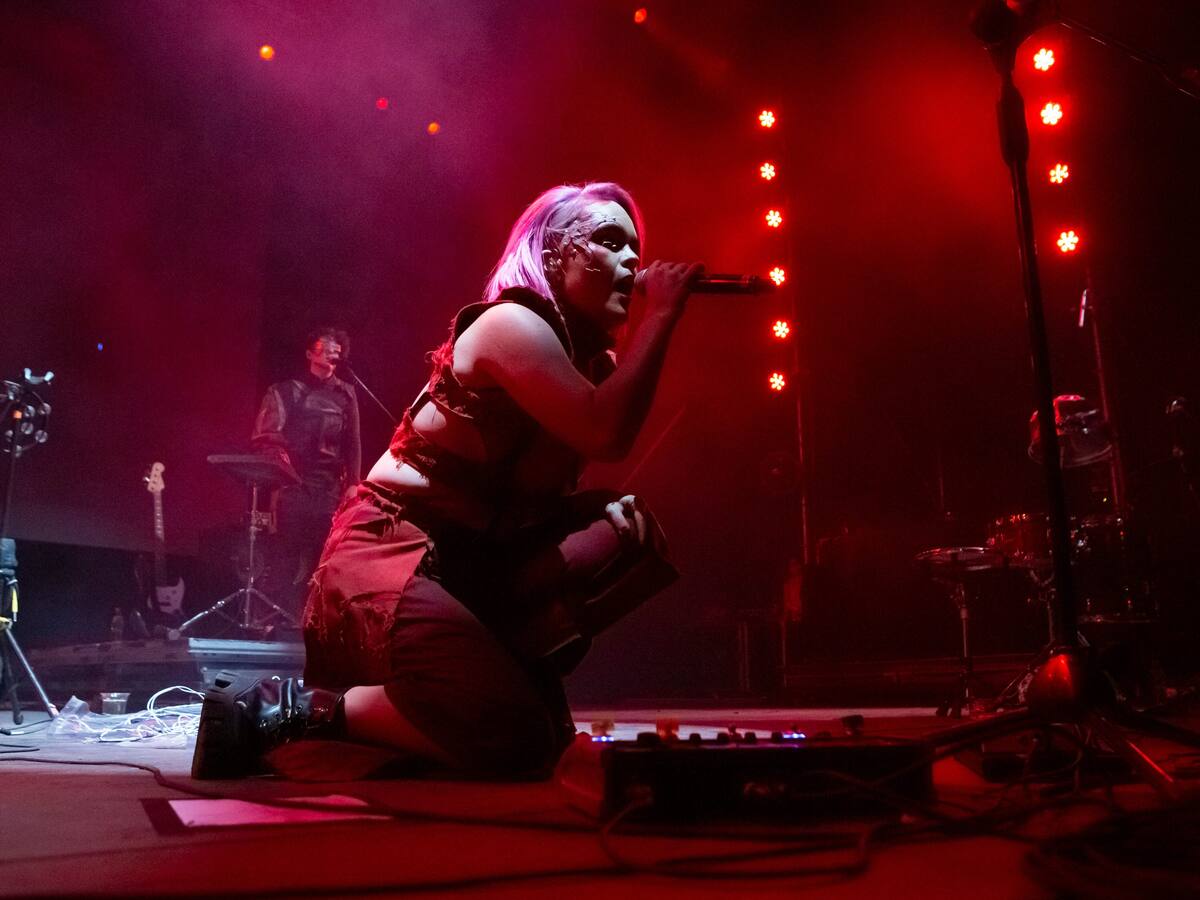 Camila Moreno y nuevos cánticos contra Kast y Piñera: pidió «que se acaben» en presentación de Lollapalooza Chile 2022