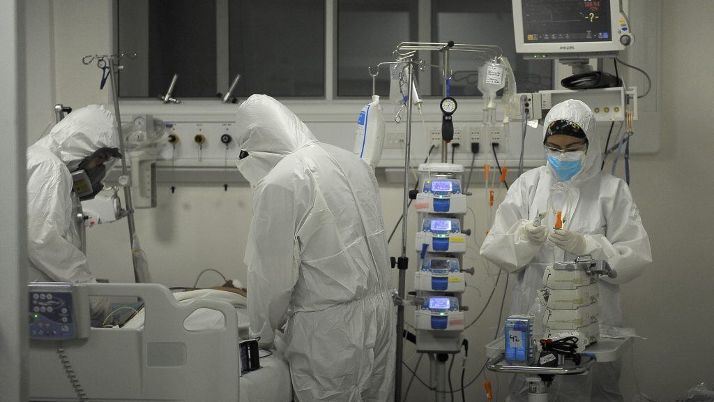 18 de Abril de 2021 / IQUIQUETres pacientes graves por Covid-19, internados en la UCI del Hospital de Iquique, fueron trasladados a Santiago por medio de aviones particulares, debido al desperfecto que sufrió minutos antes del vuelo el avión Hércules de la FACH.
FOTO: CRISTIAN VIVERO BOORNES/AGENCIAUNO