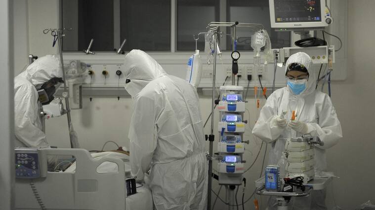 18 de Abril de 2021 / IQUIQUETres pacientes graves por Covid-19, internados en la UCI del Hospital de Iquique, fueron trasladados a Santiago por medio de aviones particulares, debido al desperfecto que sufrió minutos antes del vuelo el avión Hércules de la FACH.
FOTO: CRISTIAN VIVERO BOORNES/AGENCIAUNO