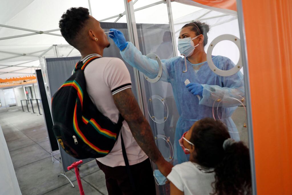 Trabajadora de la salud realiza un examen del Covid-19 en San Francisco