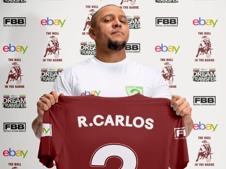Regresa a las canchas: Roberto Carlos jugará por el equipo de un bar inglés