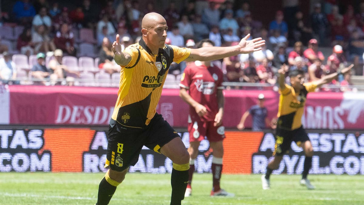 Coquimbo Unido vence en polémico clásico a La Serena y se mete entre los líderes de Liga de Primera