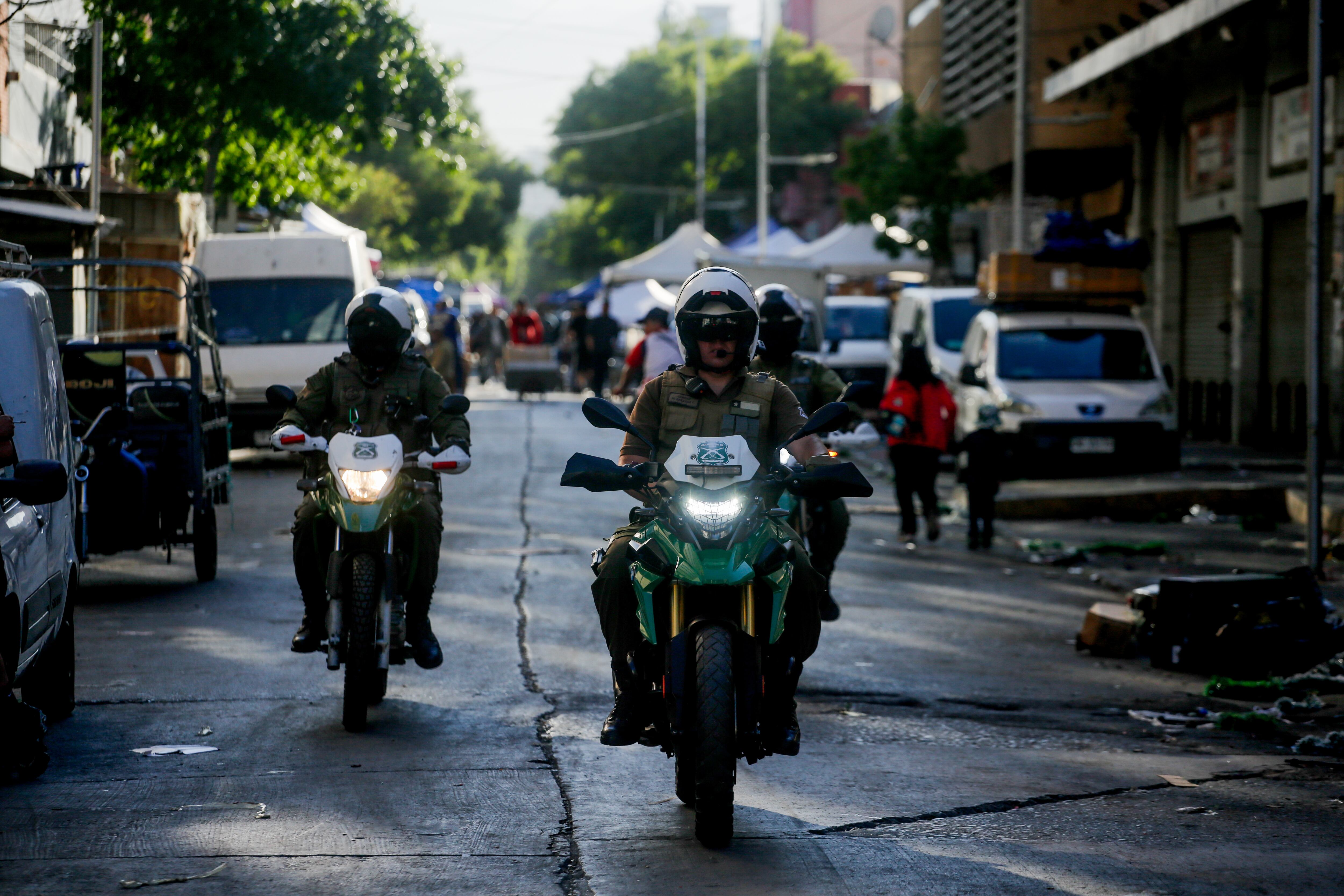 19 de noviembre de 2025/SANTIAGO
Carabineros resguarda la calle Sazie, en el barrio Meiggs, debido a que durante la madrugada se realizó un procedimiento en el que fueron retirados alrededor de 80 toldos azules que intentaban instalarse en el sector.
FOTO: AGENCIAUNO