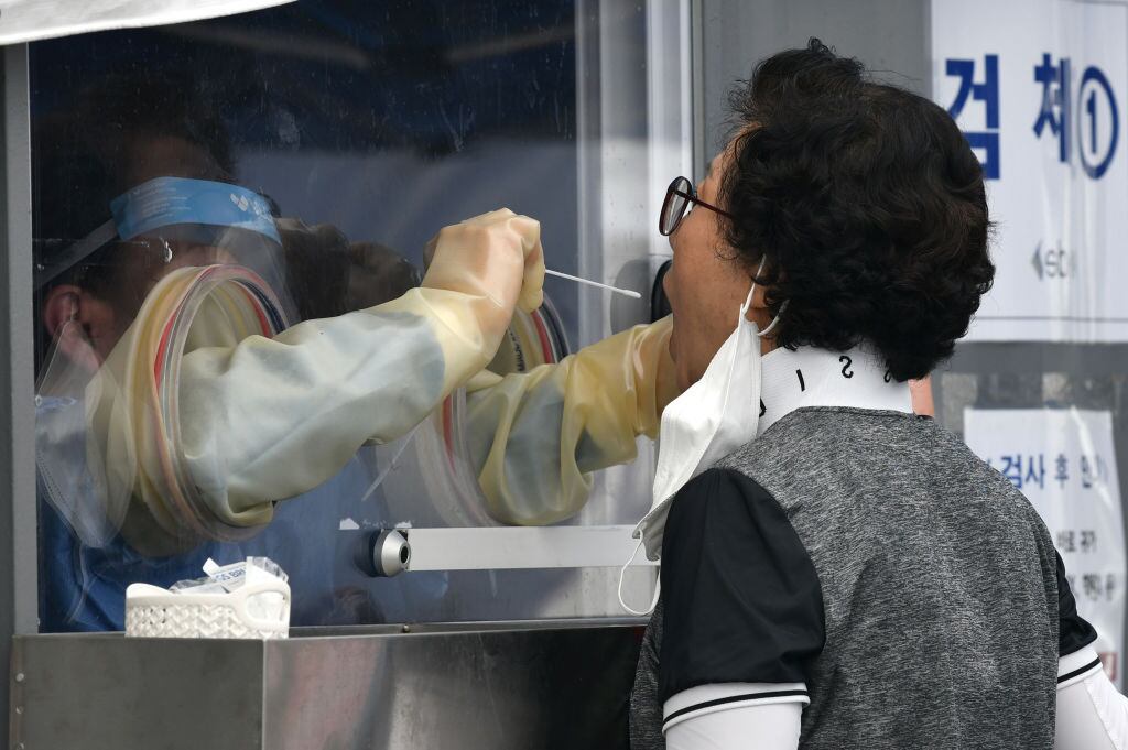 Trabajadores de la salud realizan test del Covid-19 en Corea del Sur