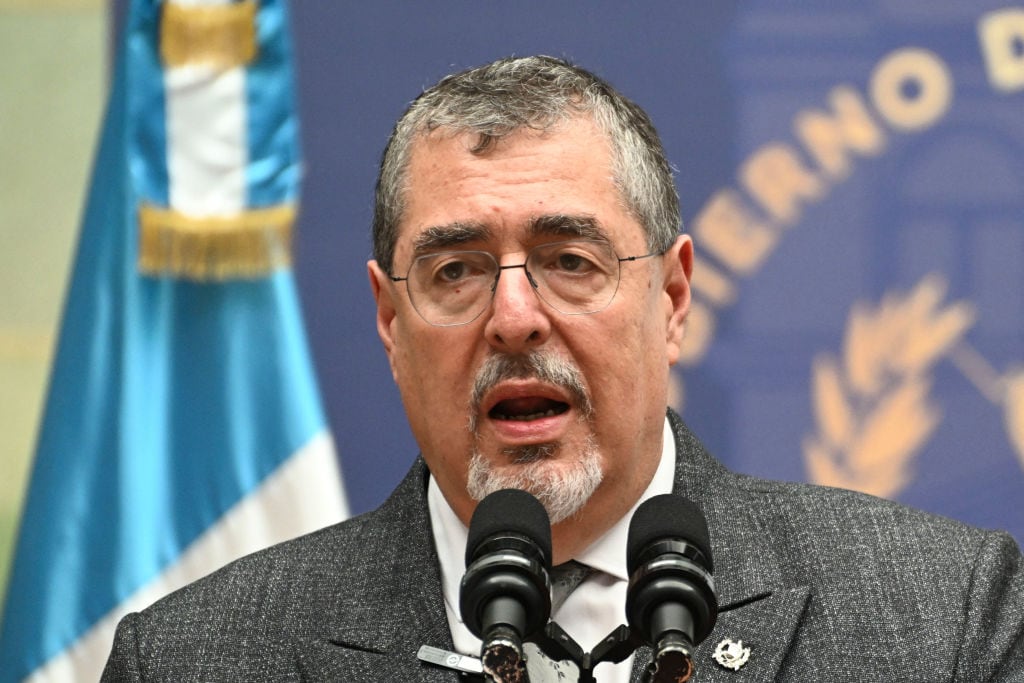 El presidente de Guatemala, Bernardo Arévalo, da una conferencia de prensa en la Ciudad de Guatemala al cumplirse los primeros 100 días de su gobierno.