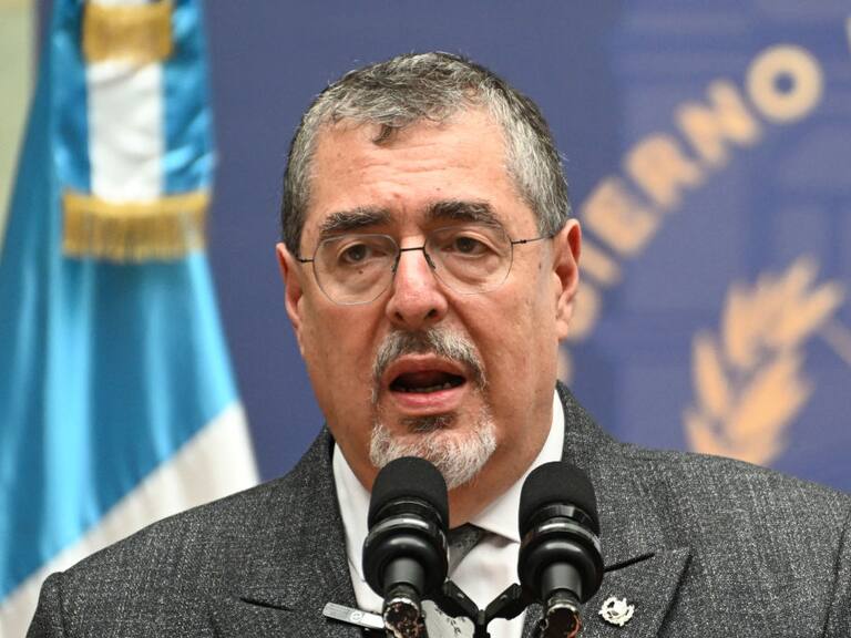 El presidente de Guatemala, Bernardo Arévalo, da una conferencia de prensa en la Ciudad de Guatemala al cumplirse los primeros 100 días de su gobierno.
