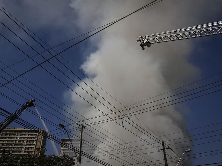 Incendio afectó a casas del sector de San Diego en la comuna de Santiago