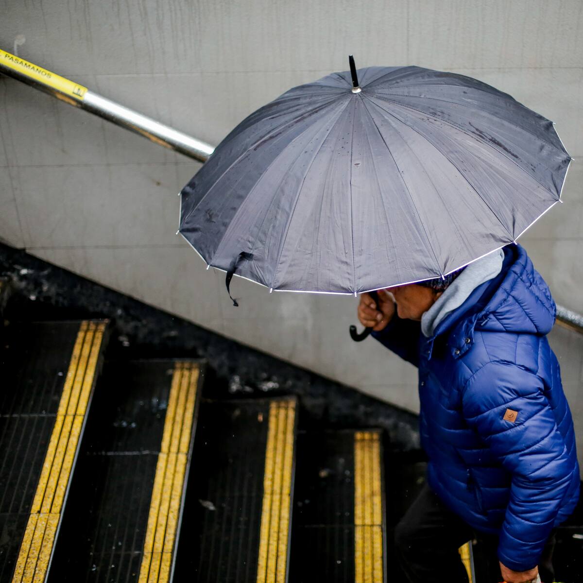 Nuevo sistema frontal en la zona central: meteoróloga adelanta la hora peak de lluvia en cada región
