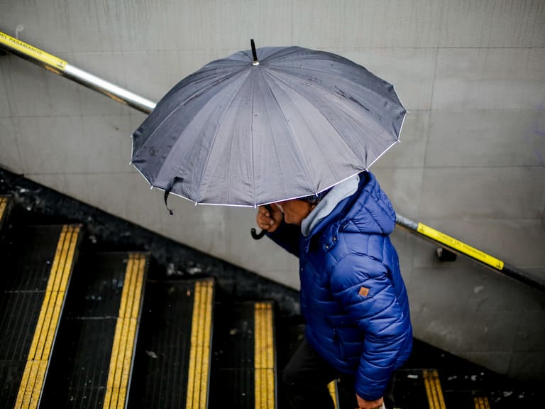 Nuevo sistema frontal en la zona central: meteoróloga adelanta la hora peak de lluvia en cada región