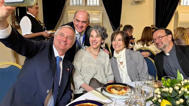Gobierno niega uso de recursos públicos: revelan participación de funcionarios de La Moneda en almuerzo privado de Presidente Kast