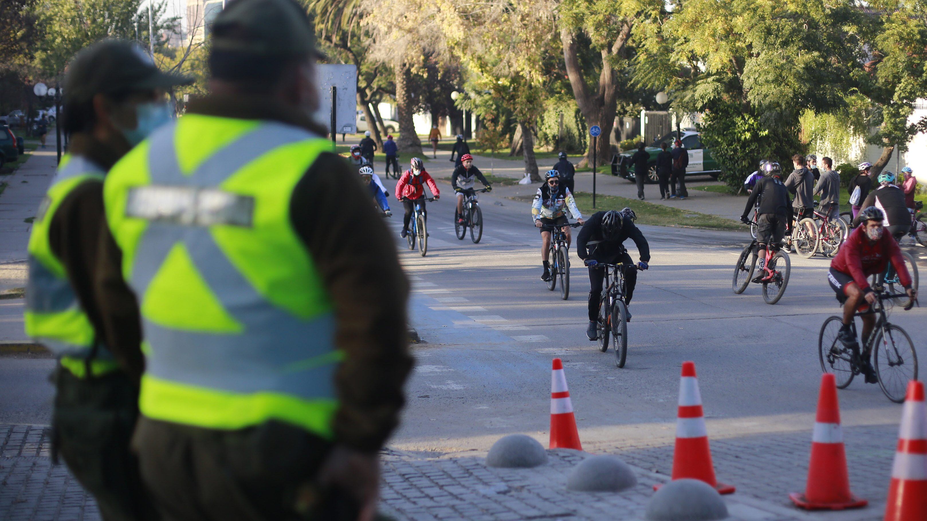 14 de abril del 2021/SantiagoEl ministro de Vivienda y Urbanismo, Felipe Ward, junto al director del Parquemet, Martín Andrade, se refieren a la agresión que sufrieron dos guardaparques del Parque Metropolitano de Santiago ocurrida este martes durante la franja horaria deportiva en el acceso Pío Nono y anuncian la presentación de una querella contra quienes resulten responsables.
FOTO: KARIN POZO/AGENCIAUNO