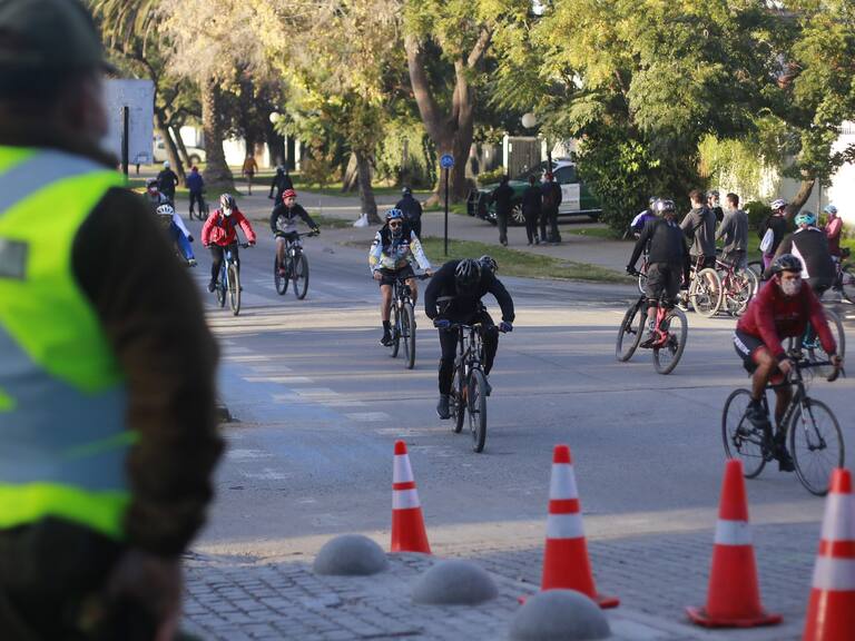 14 de abril del 2021/SantiagoEl ministro de Vivienda y Urbanismo, Felipe Ward, junto al director del Parquemet, Martín Andrade, se refieren a la agresión que sufrieron dos guardaparques del Parque Metropolitano de Santiago ocurrida este martes durante la franja horaria deportiva en el acceso Pío Nono y anuncian la presentación de una querella contra quienes resulten responsables.
FOTO: KARIN POZO/AGENCIAUNO