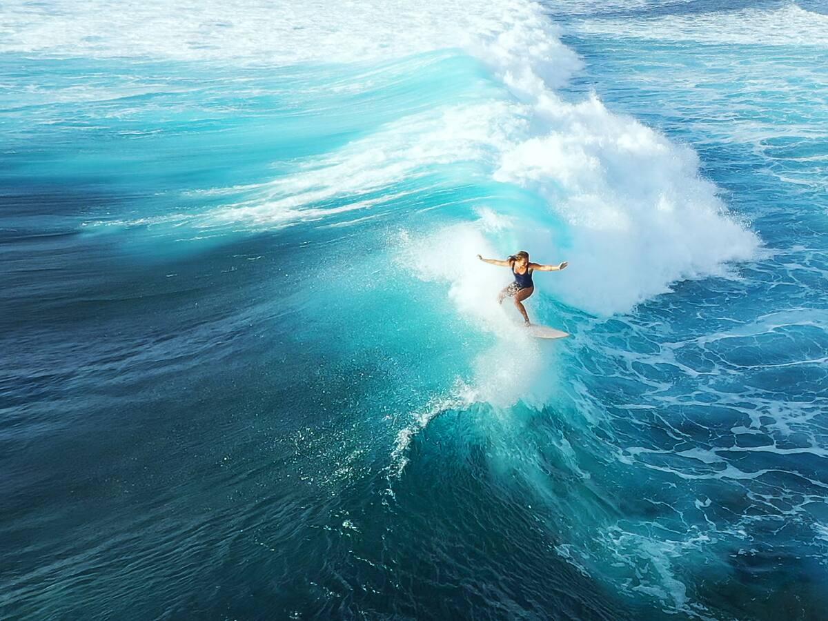 Apuñalada por un pez aguja: muere surfista e influencer en un confuso incidente en el mar