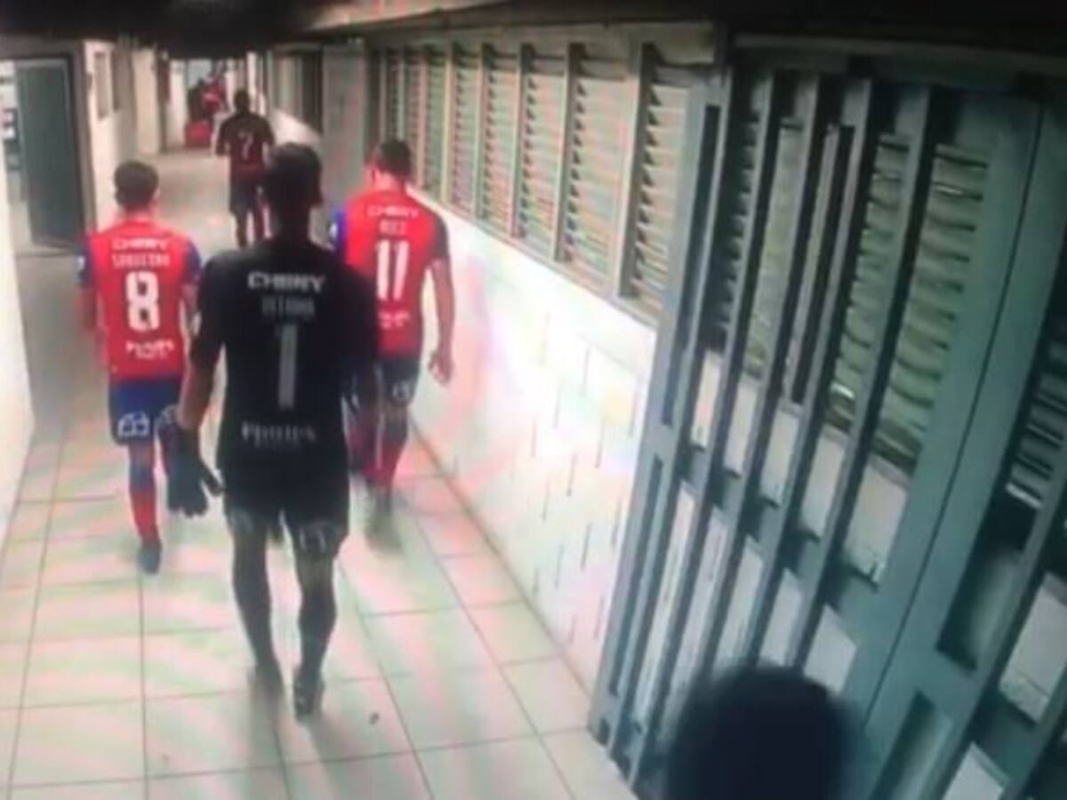 El tenso momento que protagonizaron Dituro, Aued y Saavedra tras el primer tiempo de la UC ante Atlético Nacional