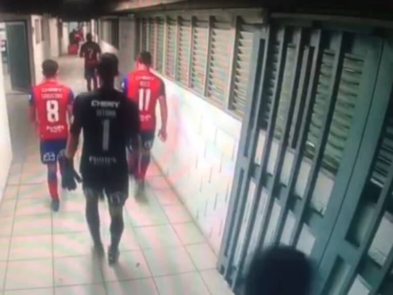 El tenso momento que protagonizaron Dituro, Aued y Saavedra tras el primer tiempo de la UC ante Atlético Nacional