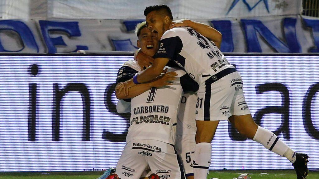 Colombian Johan Carbonero (C) of Gimnasia y Esgrima La Plata celebrates with teammates after scoring against Patronato during their Argentine first division football league match in La Plata, Buenos Aires province, Argentina, on October 30, 2020. (Photo by Demian ALDAY ESTEVEZ / POOL / AFP) (Photo by DEMIAN ALDAY ESTEVEZ/POOL/AFP via Getty Images)