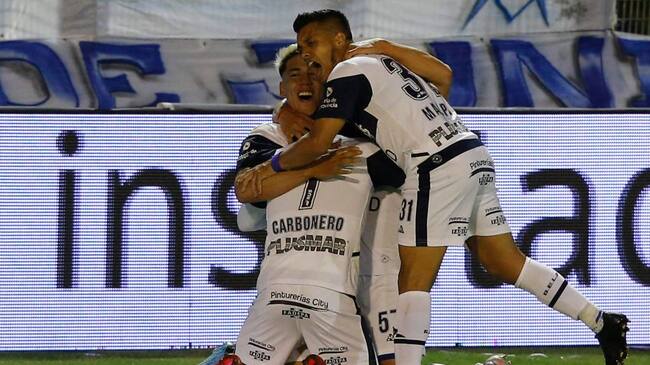Colombian Johan Carbonero (C) of Gimnasia y Esgrima La Plata celebrates with teammates after scoring against Patronato during their Argentine first division football league match in La Plata, Buenos Aires province, Argentina, on October 30, 2020. (Photo by Demian ALDAY ESTEVEZ / POOL / AFP) (Photo by DEMIAN ALDAY ESTEVEZ/POOL/AFP via Getty Images)