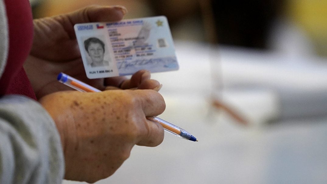 25 de Septiembre del 2020/Santiago Una mujer muestra su carnet y sostiene su lpiz Bic durante el plebiscito constitucional en el Colegio de los Sagrados Corazones Providencia
FOTO:NADIA PEREZ/AGENCIAUNO