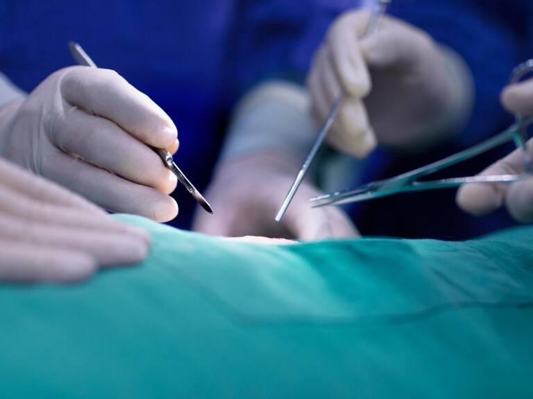 Cirujano Pedro Vidal detalla avances de las cirugías postparto: «Se recupera el autoestima»