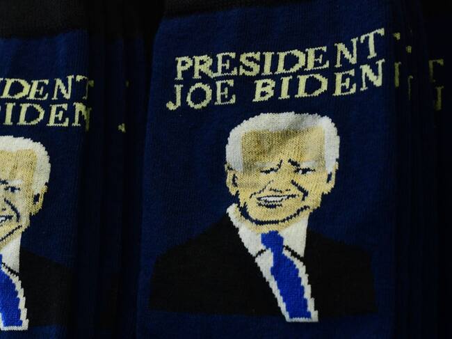 Una imagen de Joe Biden grabada en ropa