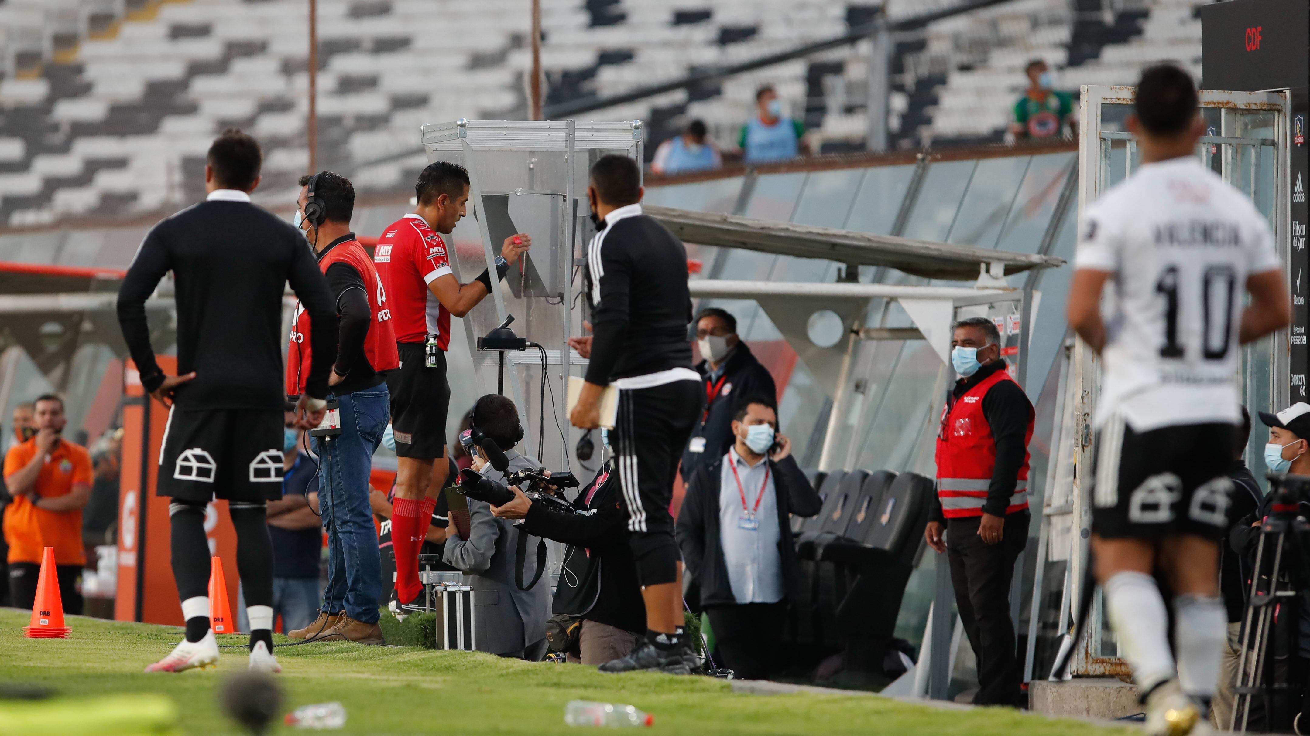 11 de Febrero del 2021/SANTIAGOEl arbitro Francisco Gilabert recurre al VAR ,durante el partido valido por la Trigésima tercera fecha del Campeonato Nacional AFP PlanVital 2020, entre Colo Colo vs Cobresal, disputado en el Estadio Monumental.
FOTO:FRANCISCO LONGA/AGENCIAUNO