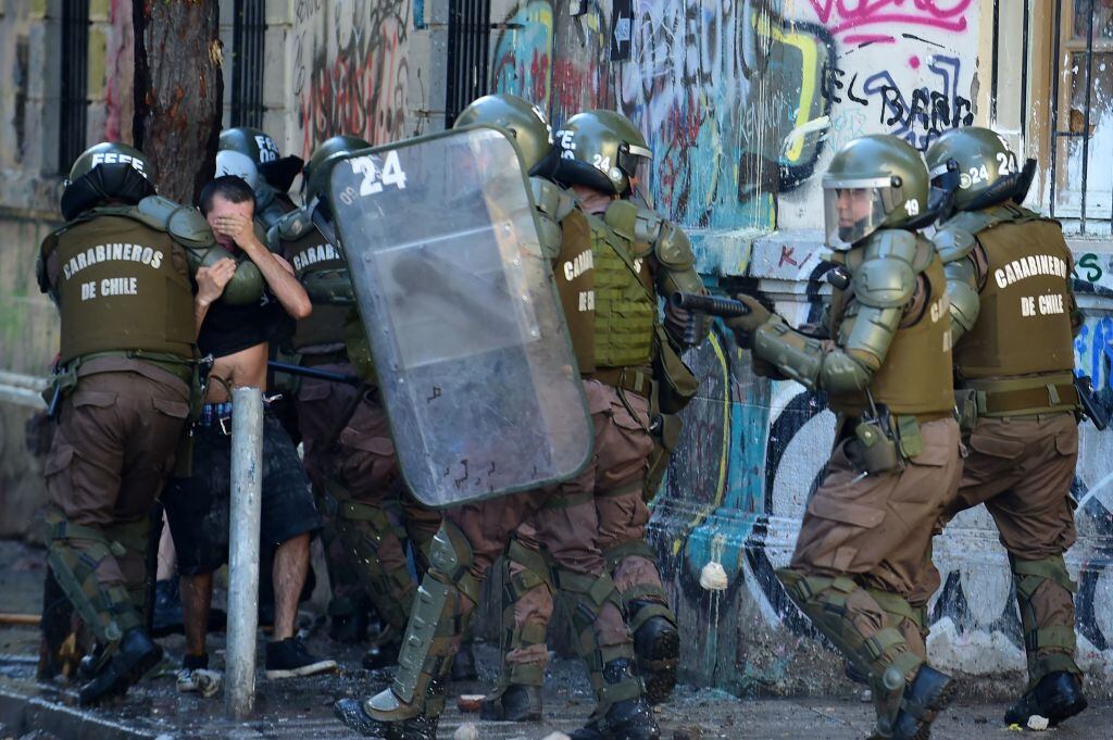 Carabineros reprimen una manifestación en Santiago de Chile