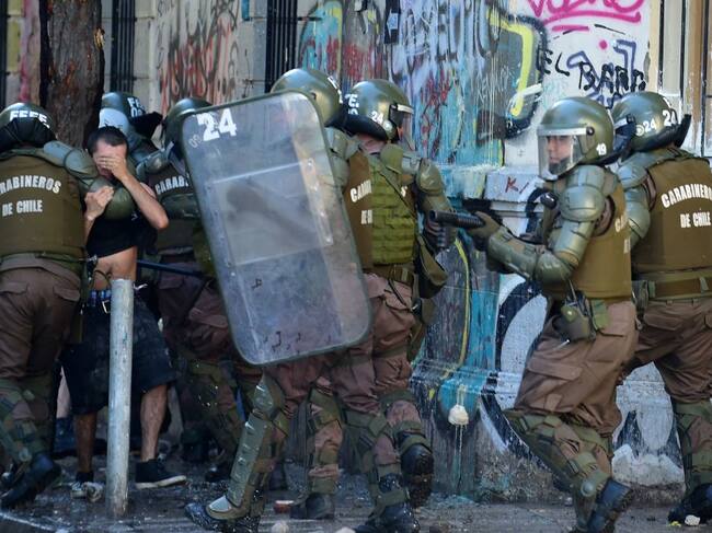 Carabineros reprimen una manifestación en Santiago de Chile