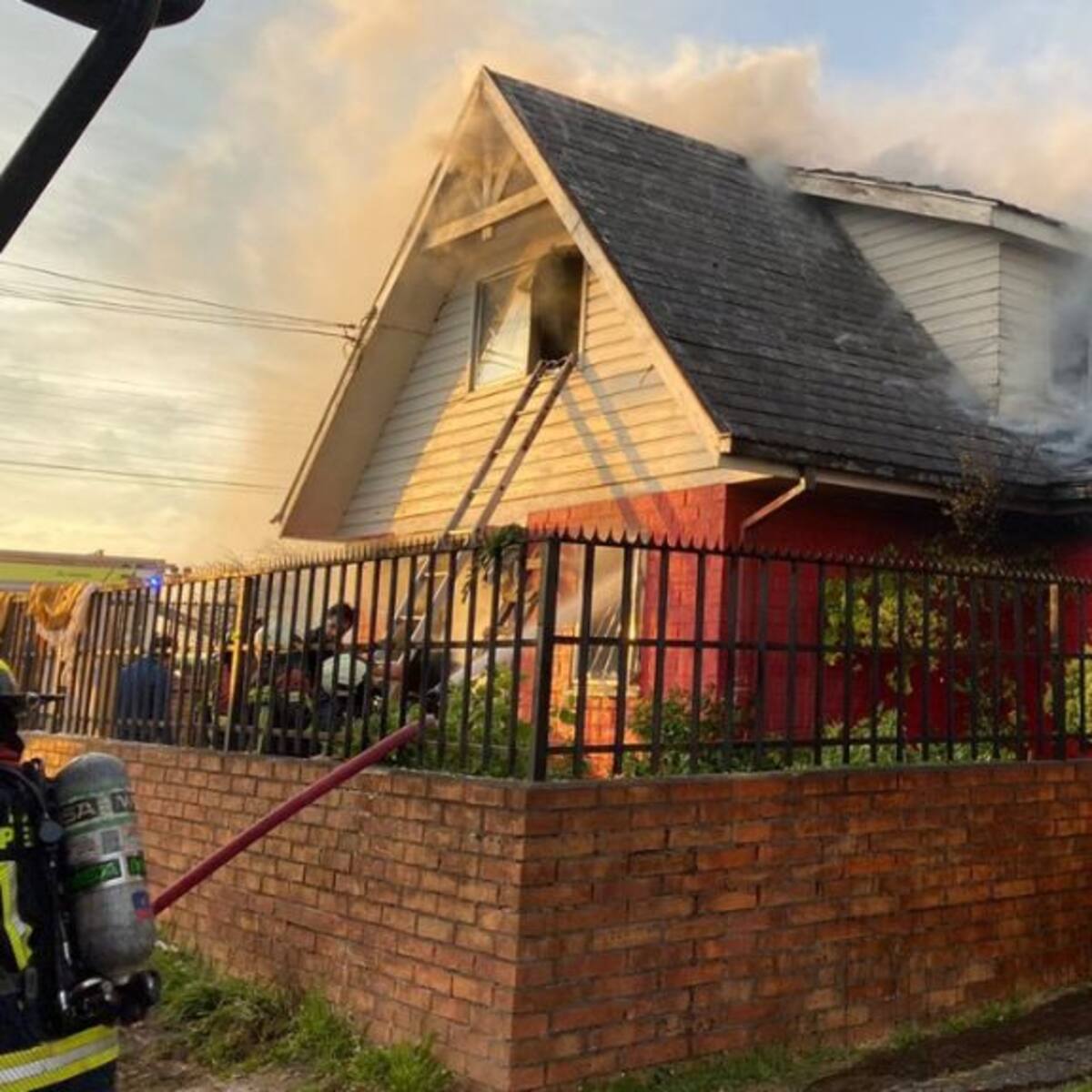 Incendio en Puerto Montt deja un fallecido y cuatro lesionados: explosión de balón de gas sería el origen de las llamas