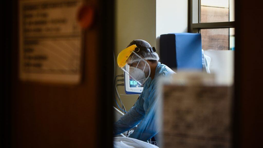 13 DE ABRIL 2021 / PADRE LAS CASASPersonal médico realiza procedimiento a pacientes COVID-19 conectados a ventilador mecánico en los pasillos de UTI en el Complejo Asistencial de Padre Las Casas, que ya cumple un año de funcionamiento, tras su apresurada apertura por la emergencia sanitaria que provocó la pandemia del coronavirus.
FOTO: ROCIO CUMINAO ROJAS / AGENCIAUNO