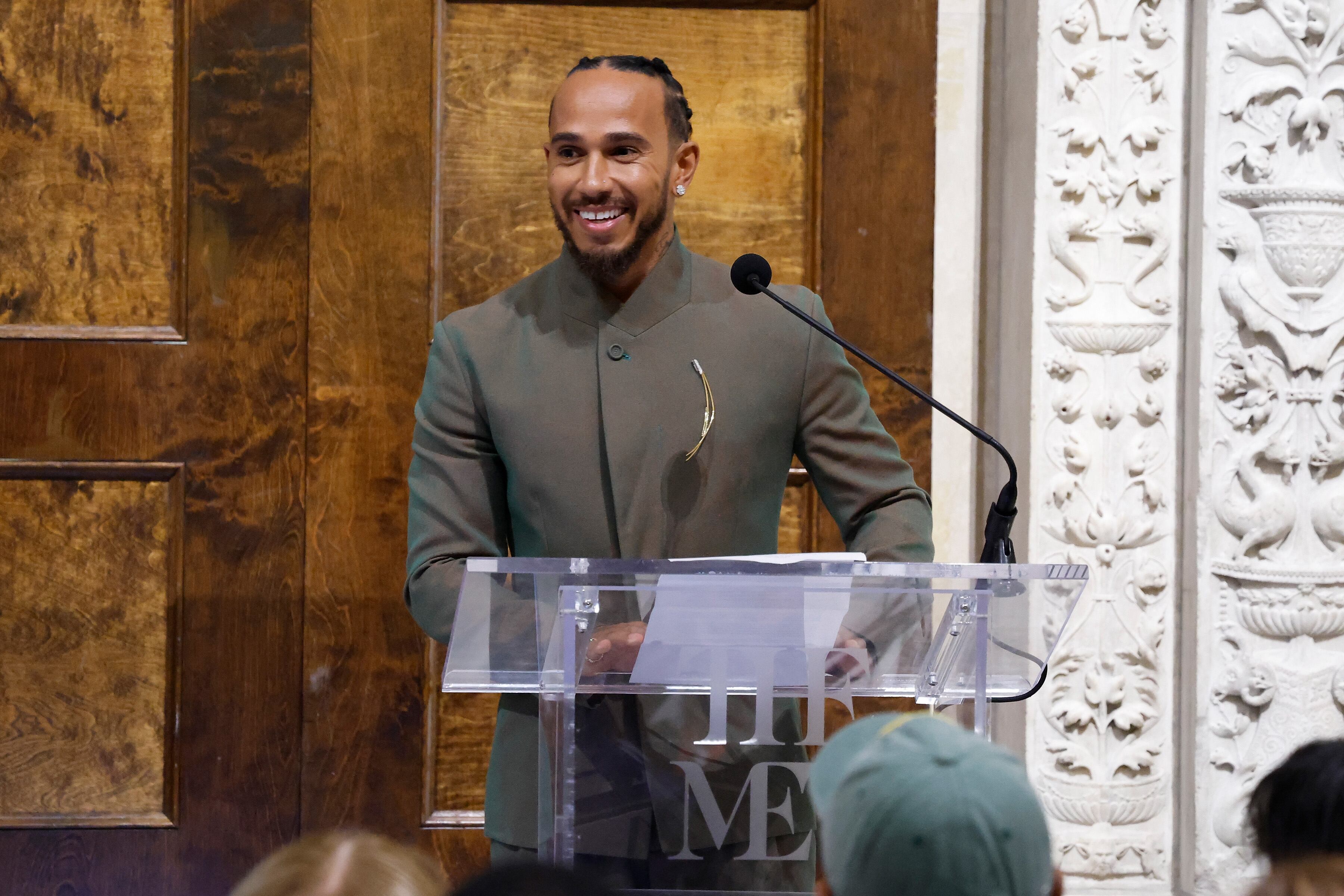 Lewis Hamilton habla durante la conferencia de prensa que anuncia la exposición del Instituto del Traje de Primavera 2025 "Superfine: Tailoring Black Style" en el Museo Metropolitano de Arte el 9 de octubre de 2024 / Getty Images