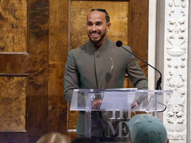 Lewis Hamilton habla durante la conferencia de prensa que anuncia la exposición del Instituto del Traje de Primavera 2025 "Superfine: Tailoring Black Style" en el Museo Metropolitano de Arte el 9 de octubre de 2024 / Getty Images