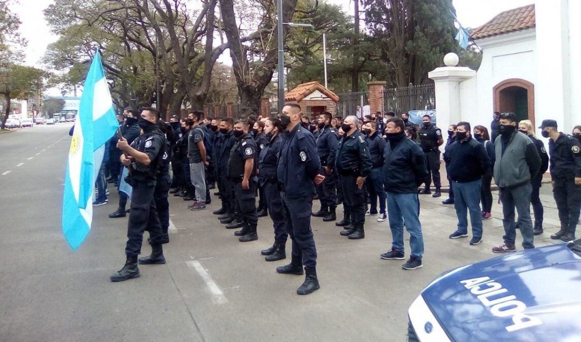 Agente de la policía rodean la residencia presidencial de Olivos