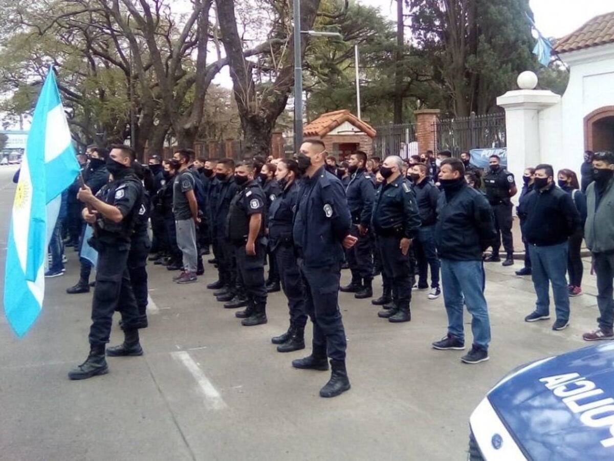 Policía de Buenos Aires se sublevó para exigir un aumento de sueldo