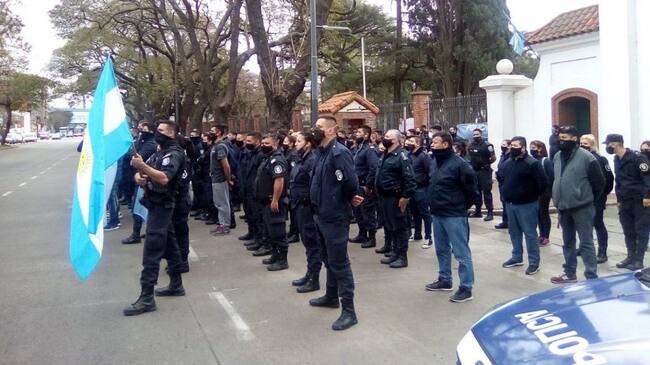 Agente de la policía rodean la residencia presidencial de Olivos