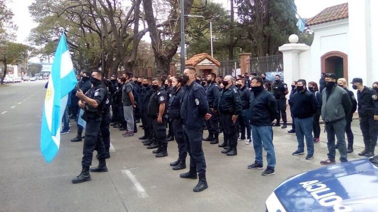 Agente de la policía rodean la residencia presidencial de Olivos