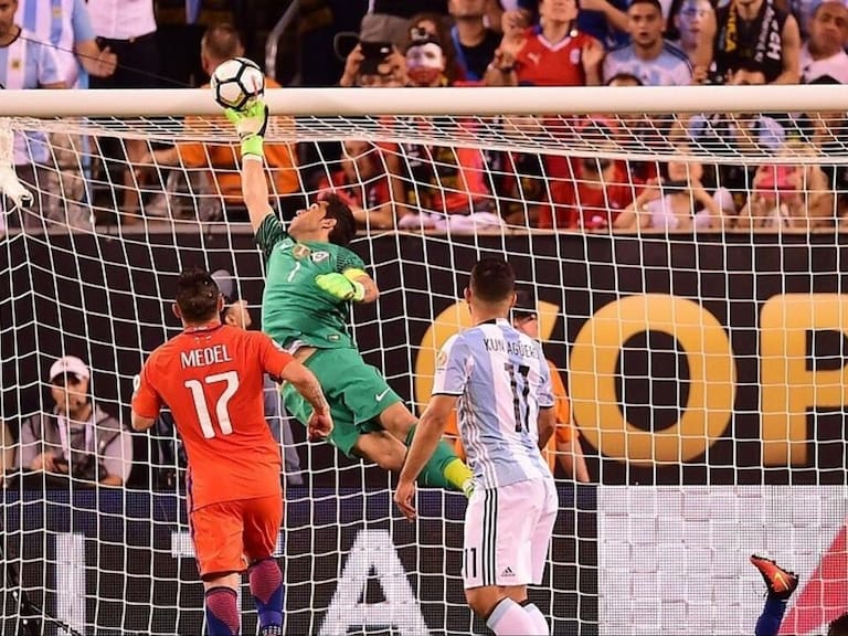 Regalo cumpleañero: Revisa las mejores atajadas de Claudio Bravo en su trayectoria