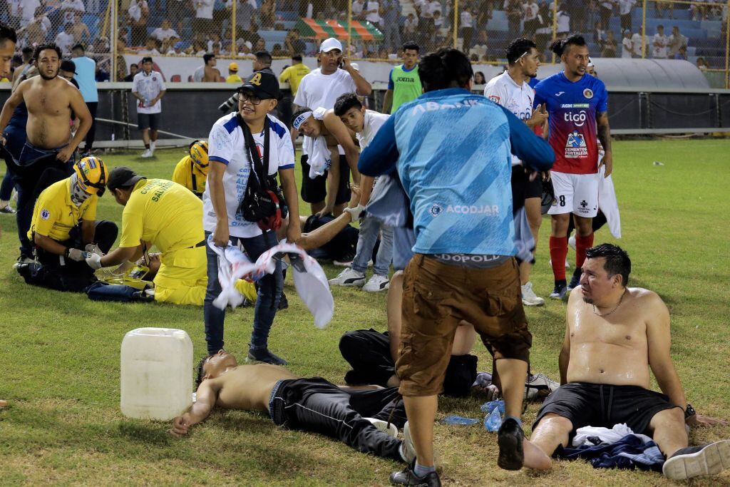 Espectadores atendidos en la cancha del estadio Cuscatlán